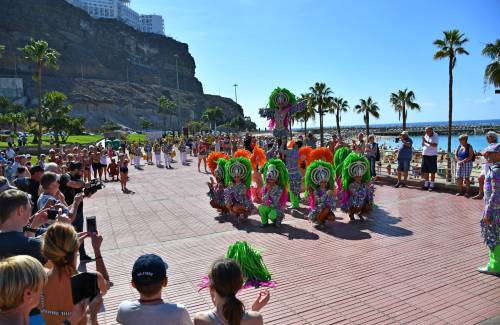 Un pasacalles invita a los turistas de Amadores y Puerto Rico a asistir al Carnaval Costa Mogán 2018