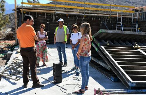 Onalia Bueno visita las obras de ampliación del cementerio de Mogán
